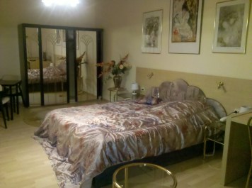 kitchy hotel room 2012-11-06_00-02-23_854